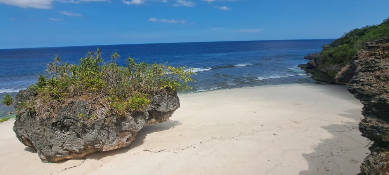 real estate; property, property for sale; property for lease; buying property in Hamili Ate Beach;  buying property in Hamili Ate Beach; buying property in Indonesia; investment in Hamili Ate Beach; investment in West Papua; investment in Indonesia; buy property in Indonesia; buy property in Raja Ampat; island for sale; island for lease;  Indonesia; Raja Ampat; West Papua; Yeben Kecil Island; Yeben; prodej pozemků; pozemky na prodej; prodej pozemků Indonésie; nemovitosti; nemovitost na prodej; ostrov na pronájem; investice Hamili Ate Beach, koupě nemovitostíH amili Ate Beach; investice; ostrov; pronájem ostrova; land; pozemek; pozemky; Belitung; sumba investment, beach for sale, beach bali for sale, pantai hamili ate